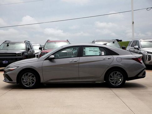 Used 2024 Hyundai Elantra SEL image 4