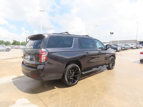 Used 2024 Chevrolet Suburban Z71 w/ Luxury Package AWD/4WD image 11