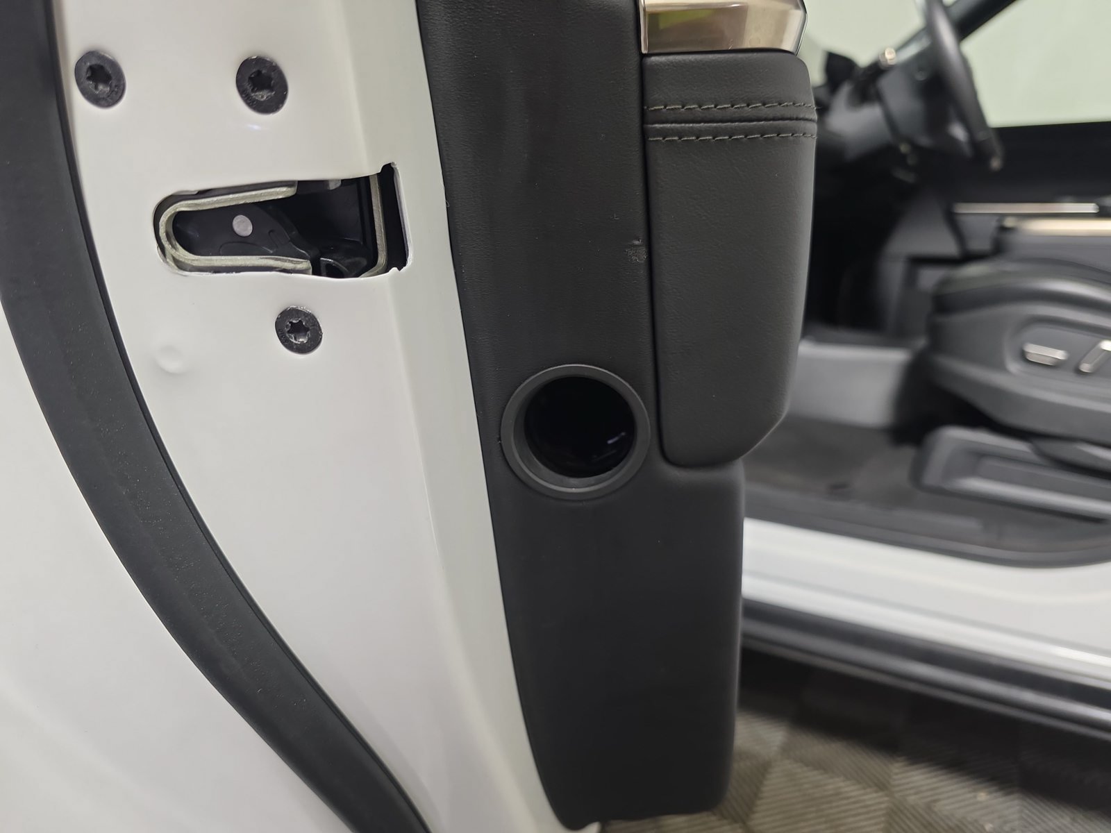 Used 2025 Rivian R1S Adventure Dual AWD/4WD image 32