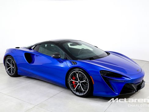Used 2025 McLaren Artura Spider image 3