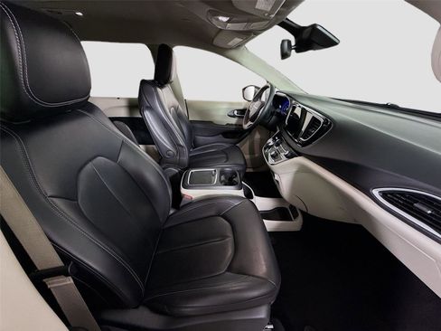 Used 2023 Chrysler Pacifica Touring-L FWD image 21
