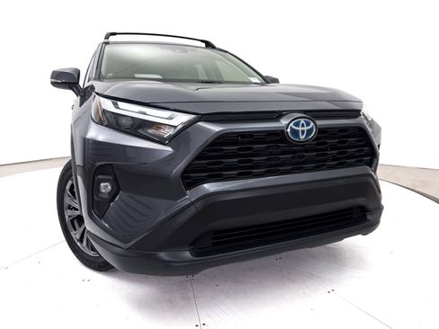 Used 2022 Toyota RAV4 XLE Premium AWD/4WD image 6