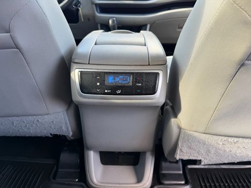 Used 2017 Toyota Highlander LE FWD image 18
