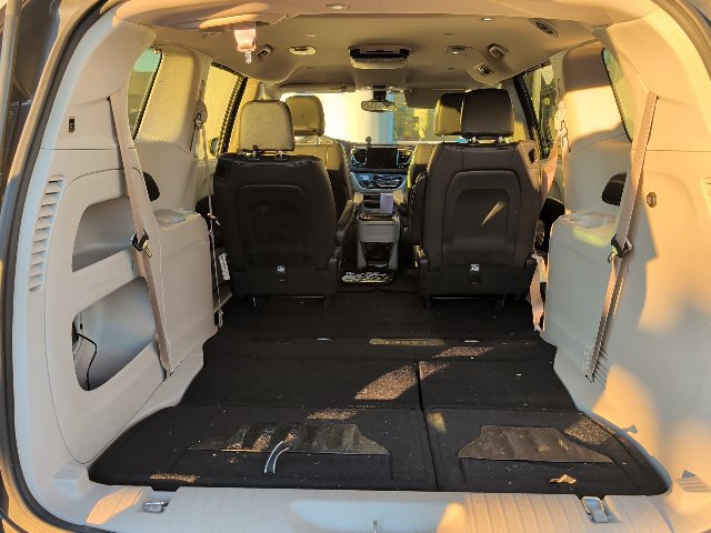Used 2017 Chrysler Pacifica Touring-L FWD image 16