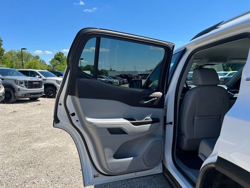 Used 2023 GMC Acadia SLT w/ Preferred Package FWD image 28