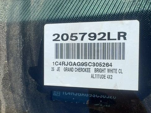 Used 2025 Jeep Grand Cherokee Altitude RWD image 19