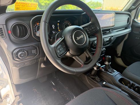 Used 2025 Jeep Wrangler Unlimited Rubicon AWD/4WD image 33