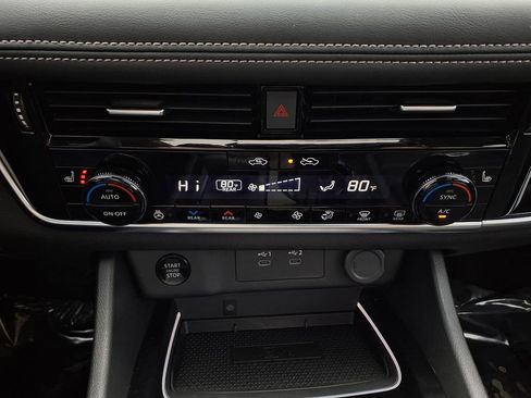 Used 2025 Nissan Rogue SL w/ SL Premium Package image 48