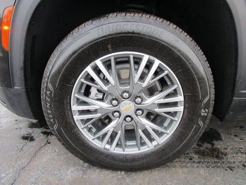 Used 2025 Chevrolet Traverse LT image 2