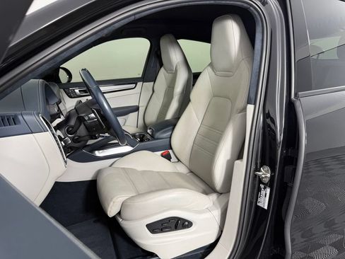 Certified 2023 Porsche Cayenne Turbo AWD/4WD image 5