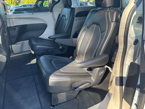 Used 2024 Chrysler Pacifica Touring-L image 38