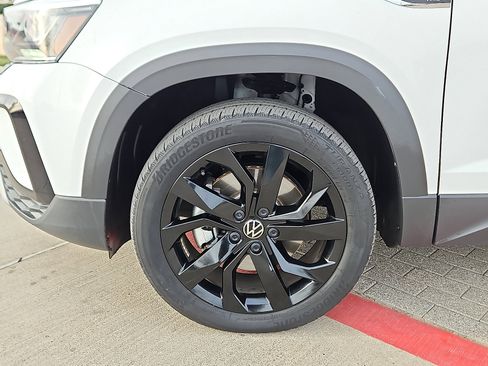 Certified 2023 Volkswagen Taos SE image 5