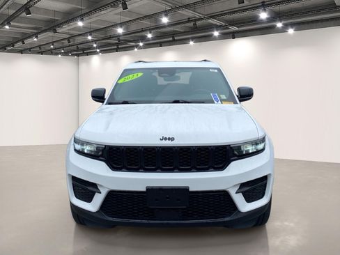 Used 2023 Jeep Grand Cherokee Altitude image 2