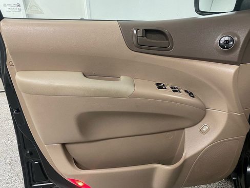 Used 2010 Kia Sedona LX image 9