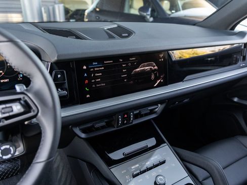 Certified 2026 Porsche Cayenne AWD/4WD image 28