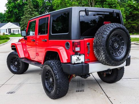 Used 2015 Jeep Wrangler Unlimited Sahara w/ Connectivity Group AWD/4WD image 11