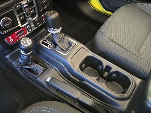 Used 2024 Jeep Wrangler Unlimited Rubicon 4xe w/ Technology Group AWD/4WD image 28