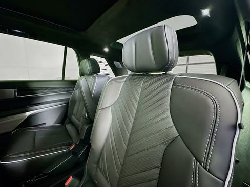 New 2026 Cadillac Vistiq Platinum image 14