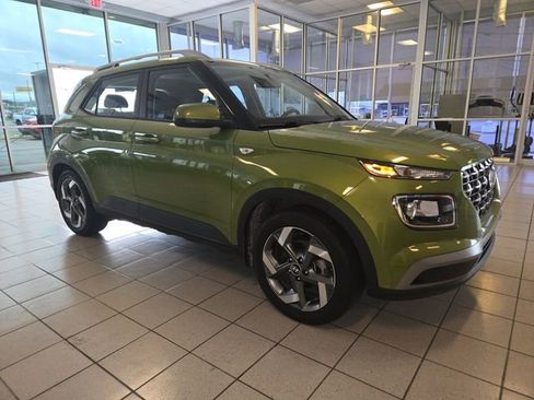 Used 2022 Hyundai Venue SEL FWD image 2