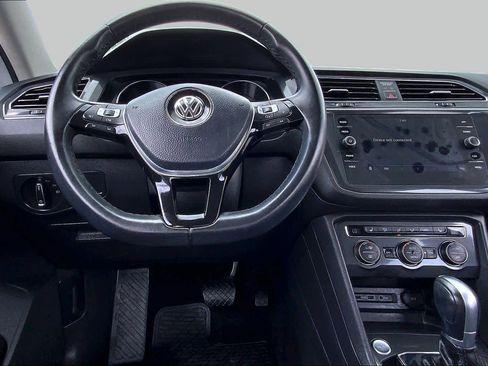 Used 2018 Volkswagen Tiguan SE w/ Panoramic Sunroof Package FWD image 6