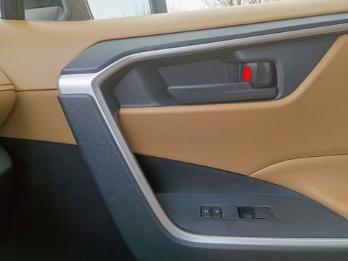 Used 2019 Toyota RAV4 LE w/ Carpet Mat Package image 29