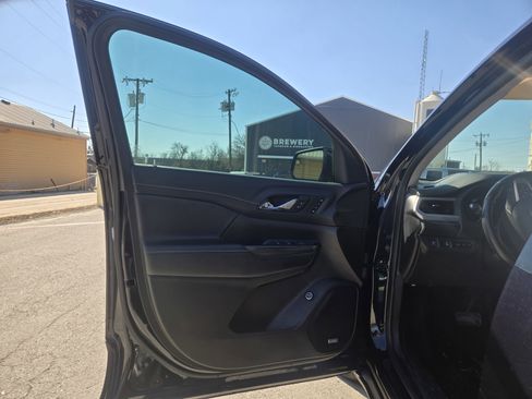 Used 2021 GMC Acadia SLT w/ Technology Package image 4