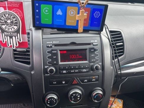 Used 2012 Kia Sorento LX w/ Convenience Pkg image 2