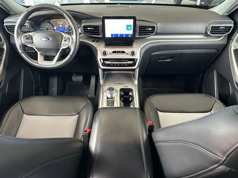 Used 2022 Ford Explorer XLT w/ Equipment Group 202A image 10