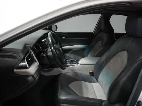 Used 2019 Toyota Camry XLE image 12