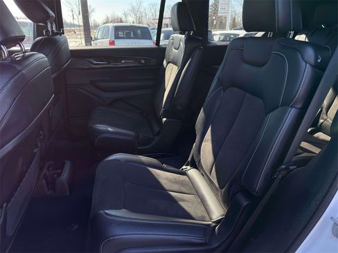 Used 2023 Jeep Grand Cherokee L Laredo image 11