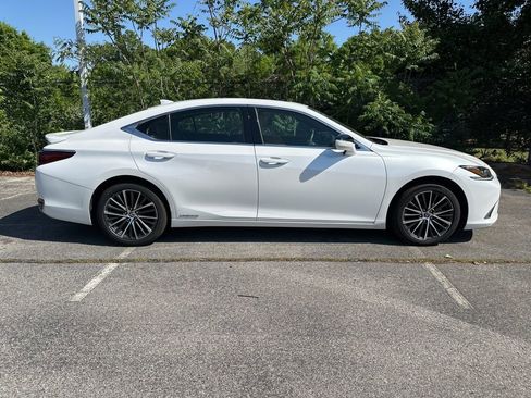 Used 2022 Lexus ES 300h w/ Premium Package image 2