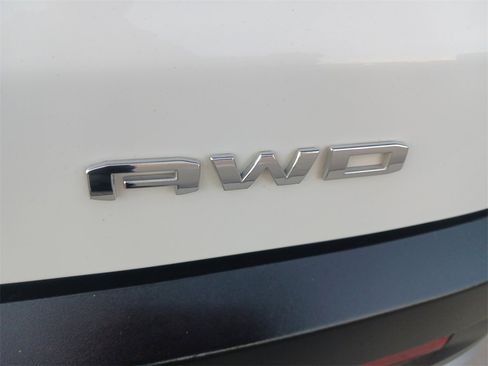 Used 2023 GMC Acadia SLE image 29