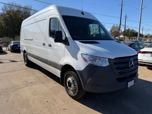 Used 2022 Mercedes-Benz Sprinter 3500 image 9