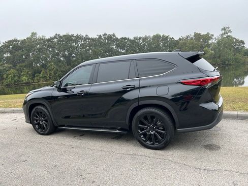 Used 2022 Toyota Highlander XLE image 3