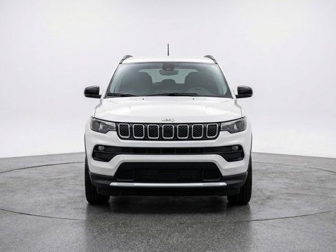 Used 2025 Jeep Compass Latitude AWD/4WD image 2