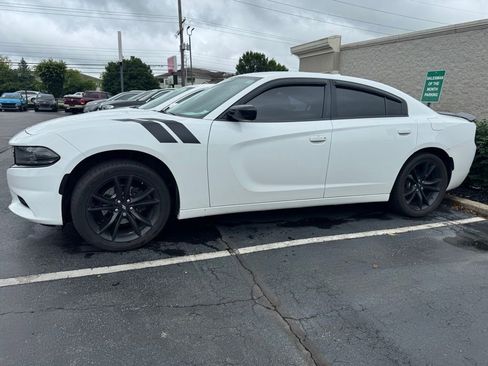 Used 2017 Dodge Charger SXT w/ Blacktop Package RWD image 2