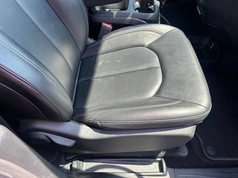 Used 2025 Chrysler Pacifica Select FWD image 38