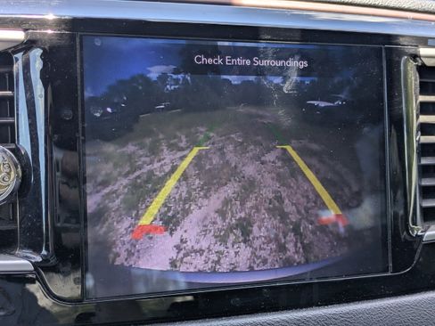 Used 2020 Chrysler Pacifica Touring-L FWD image 28