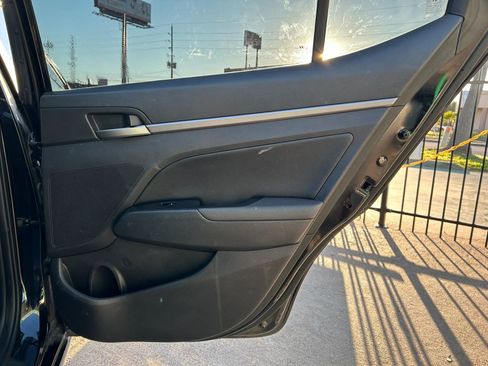 Used 2018 Hyundai Elantra Limited FWD image 12
