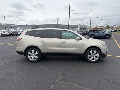 Used 2016 Chevrolet Traverse LT w/ Style and Technology Package FWD image 4