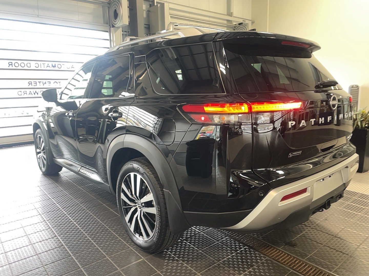 Used 2025 Nissan Pathfinder Platinum AWD/4WD image 22