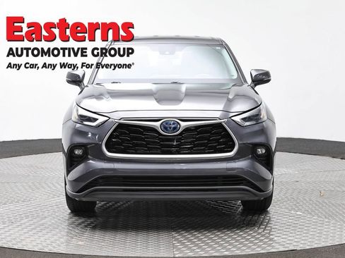 Used 2022 Toyota Highlander LE image 2