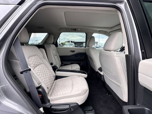 Used 2022 Nissan Pathfinder SV w/ SV Premium Package AWD/4WD image 18
