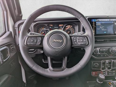 Used 2025 Jeep Gladiator Rubicon AWD/4WD image 14