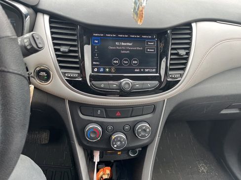 Used 2022 Chevrolet Trax LT w/ LT Convenience Package image 8