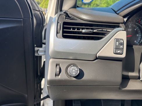 Used 2018 Chevrolet Suburban LT w/ Luxury Package RWD image 12