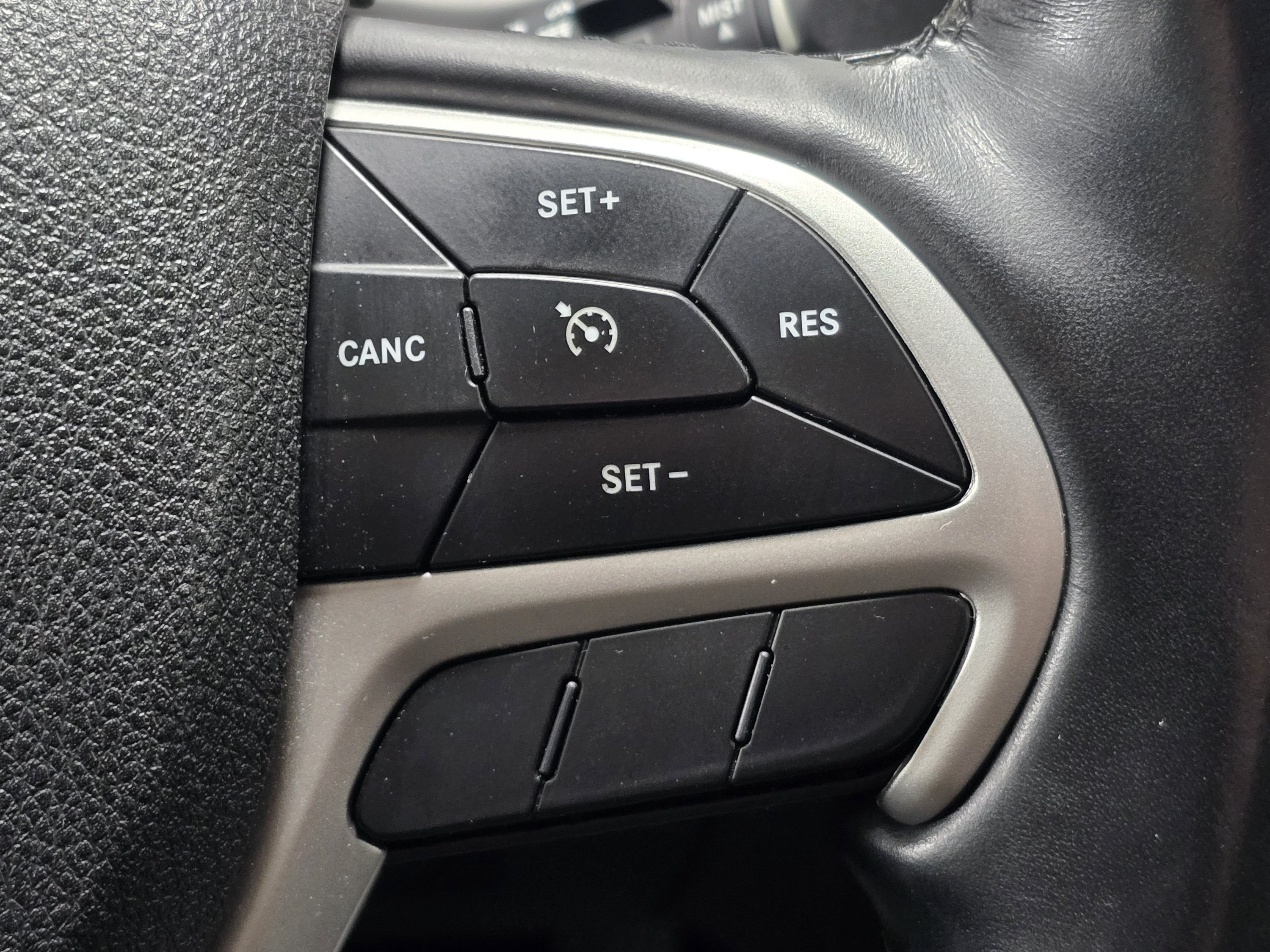 Used 2018 Jeep Cherokee Latitude Plus w/ Cold Weather Group AWD/4WD image 17