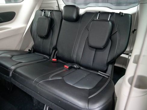 Used 2024 Chrysler Pacifica Touring-L image 25