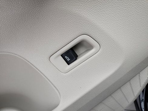 Certified 2025 Volkswagen Atlas SE w/ Panoramic Sunroof Package image 10