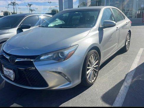 Used 2017 Toyota Camry SE image 1